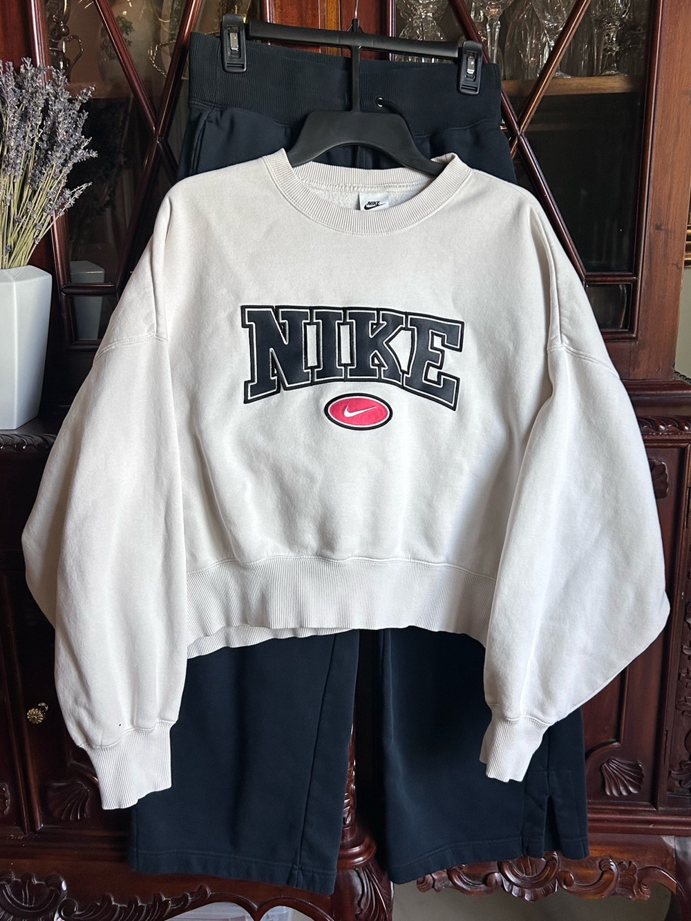 Nike Phoenix Fleece Cream Cropped Sweatshirt & Black WideLeg Fleece Sweatpants